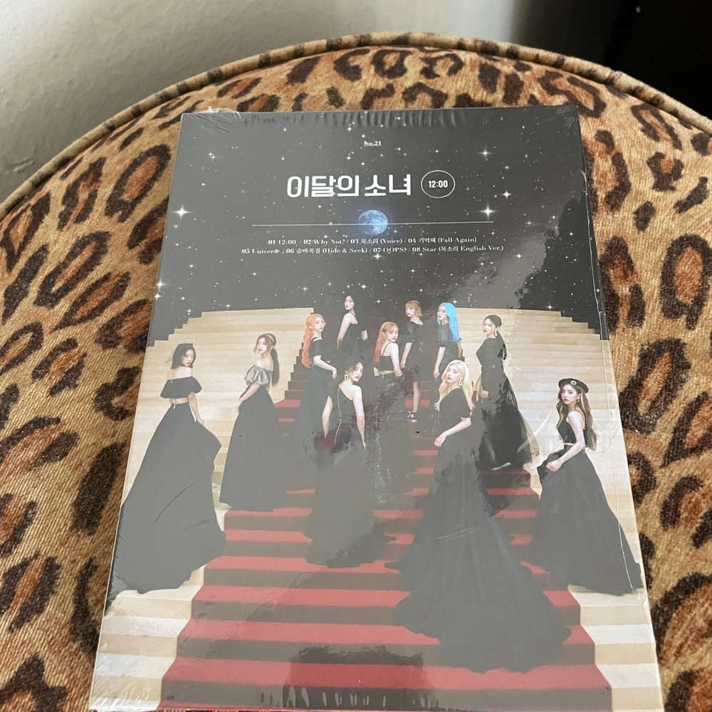 NEW LOONA [12:00] K-POP Album